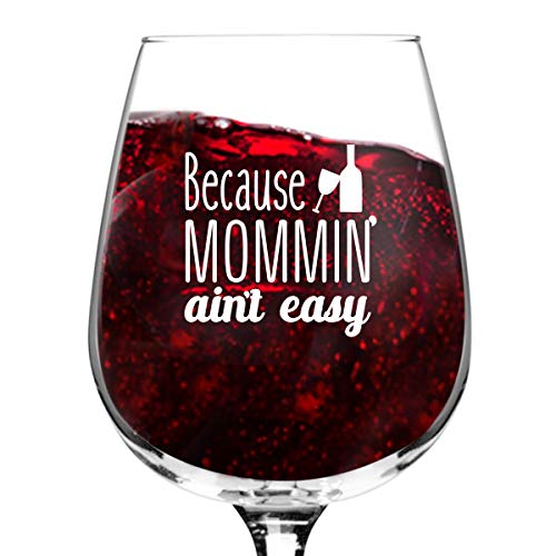 Product Cover Mommin' Ain't Easy Funny Wine Glass Gifts for Women- Mommy Birthday or Mothers Gift Idea for Her, Best Friend- Unique Birthday Present for New Moms- Gift for Wife From Husband, Kids- Mom Wine Glass